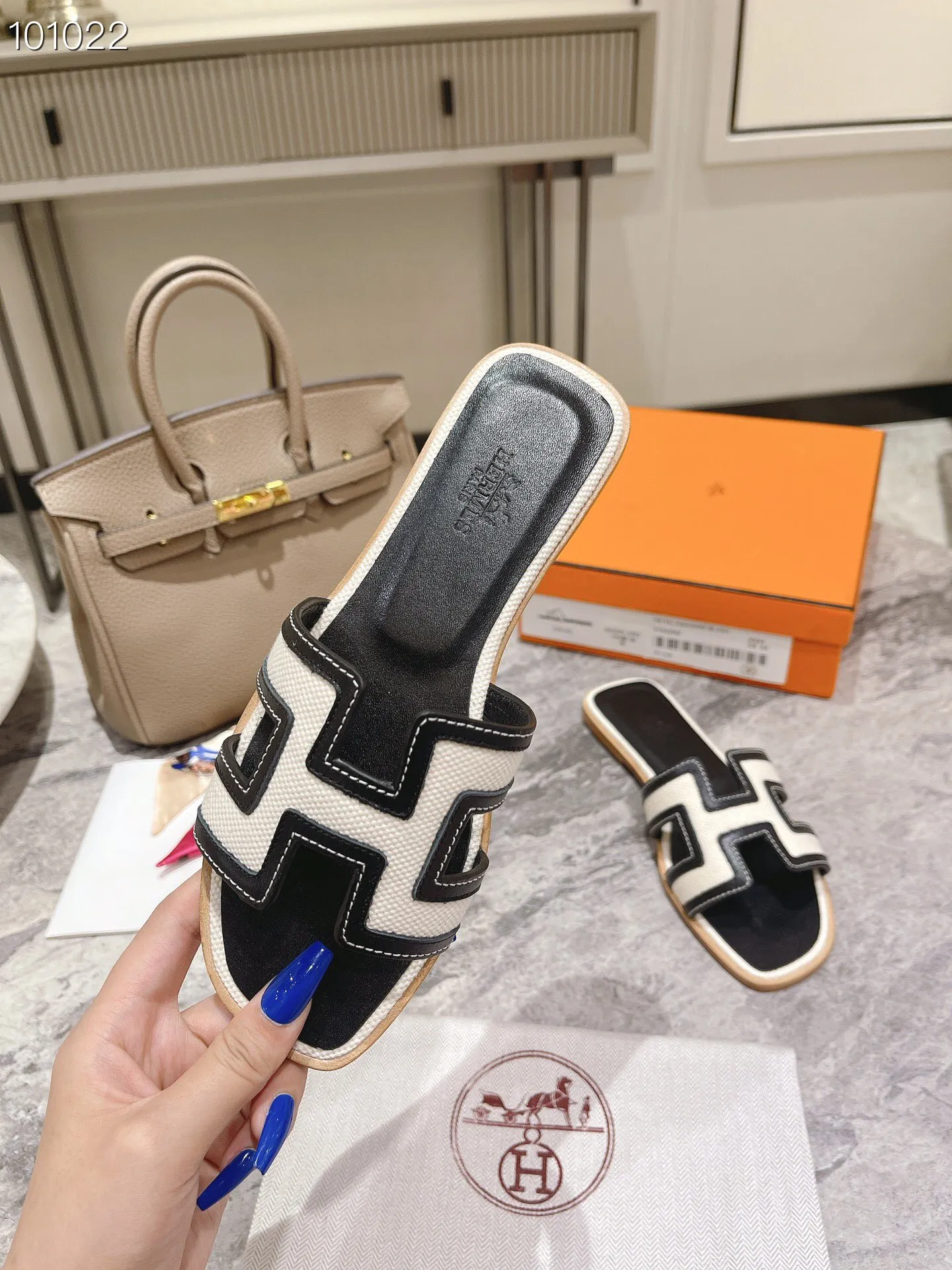 👟👟Ex-factory price 400👟👟 Genuine leather sole +50 New model for early spring, (high-end splicing and oil edge technology) newly revised version (Hermès), upgraded packaging, upgraded version and workmanship materials. Hermes®🔴The highest version of handmade shoes on the market✨✨ Top product Hermès slippers🐎 The new high-end fashion is the same as the original version, purely handmade by masters! ❥High-end customization, the highest version in the industry⚠❥Using: Hermers upper: Italian imported cowhide + original custom-grade Australian sheepskin feet + genuine leather outsole (pursuing top walking comfort) Hermes━━━━━ size: 35-40 (34.41.42 custom-made, non-returnable) Genuine leather sole Rubber sole